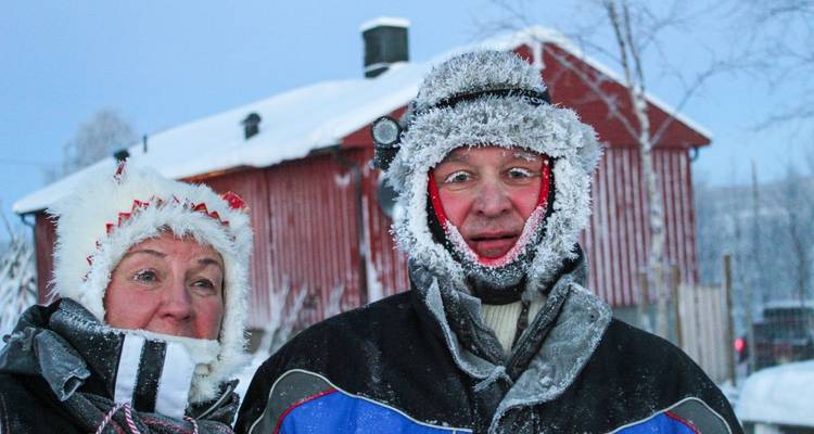 Des gens en vêtements d'hiver avec du givre sur le visage.
