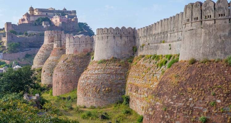 Festung mit Wällen und einem Palast im Hintergrund.