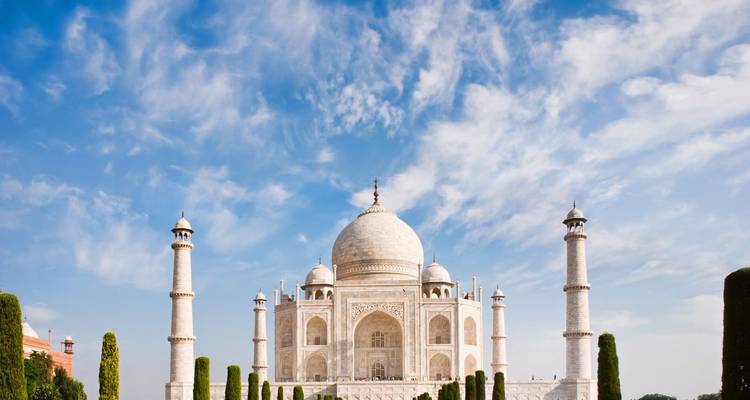 Das Taj Mahal bei strahlend blauem Himmel.