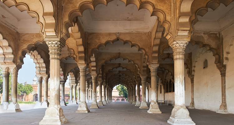 Gewölbter Flur in einer alten Festung.
