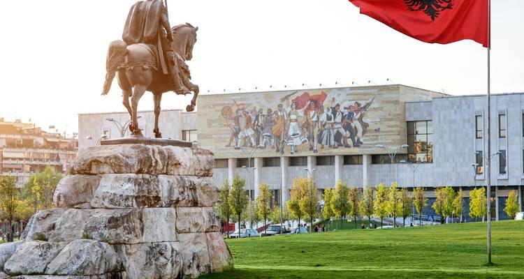 Reiterstatue des Skanderbeg und die albanische Flagge vor dem Nationalhistorischen Museum auf dem Skanderbeg-Platz, Tirana.
