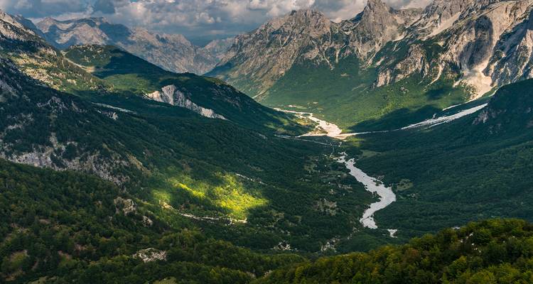 Uitgestrekt bergachtig landschap met een rivierdal.