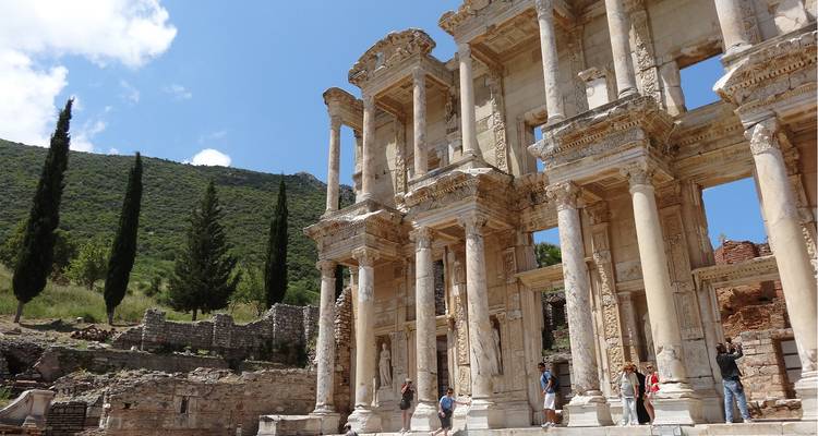 Ruinas de la Biblioteca de Celso con turistas.
