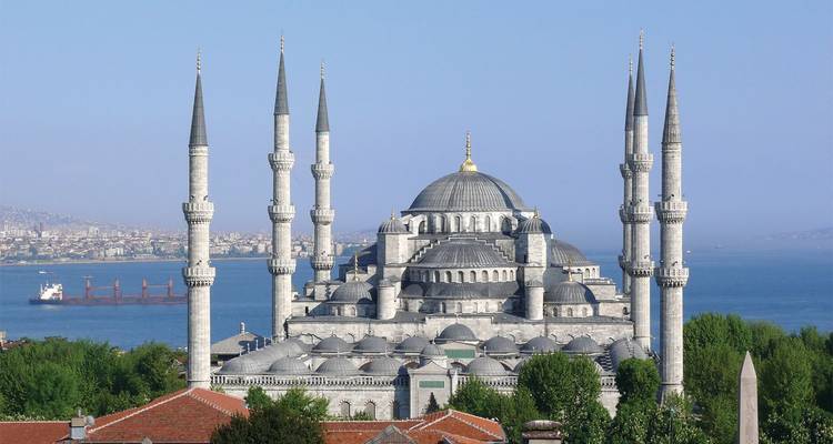Majestic Blauwe Moskee met zijn zes slanke minaretten die uitkijken over de Bosporus op een heldere ochtend.