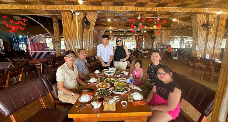 Repas de famille dans un restaurant vietnamien traditionnel.