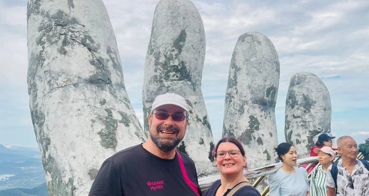 Toeristen met Gouden Brug achtergrond.