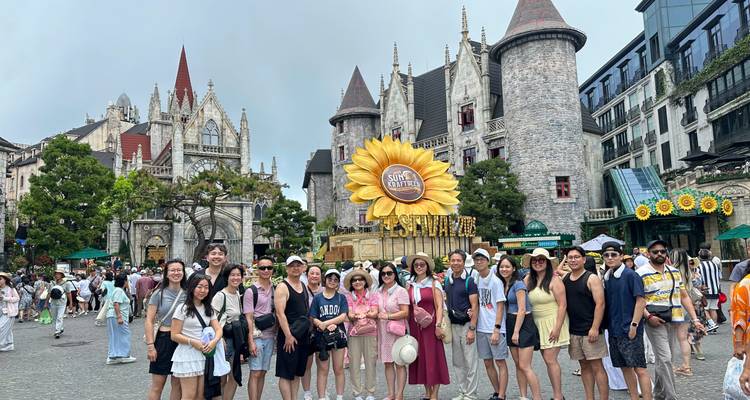 Grand groupe de personnes posant aux Collines de Bana au Vietnam.