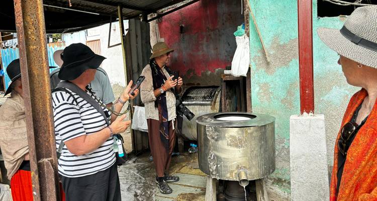 Toeristen die het traditionele wasproces observeren