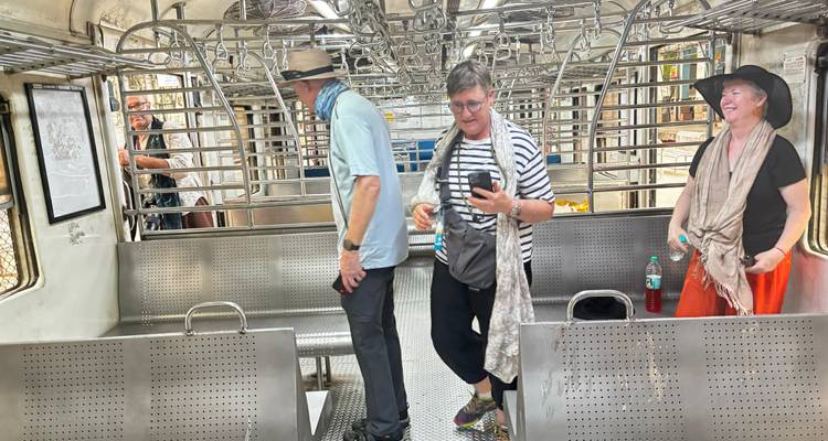 Toeristen in een trein, op ontdekkingsreis