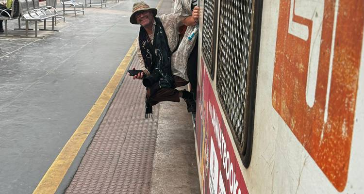 Toerist die aan de zijkant van een trein hangt