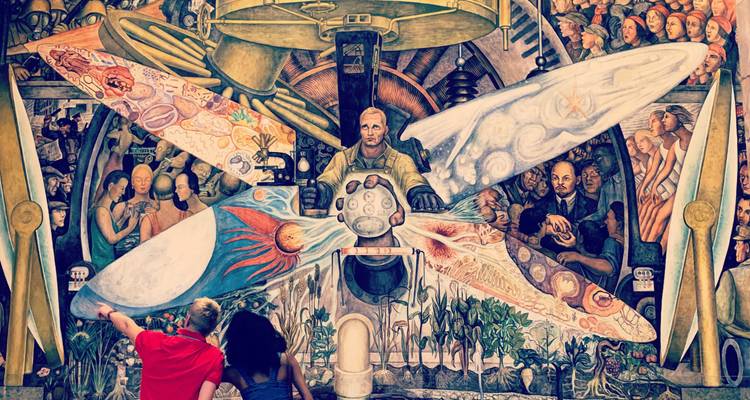 Deux visiteurs admirent une fresque vibrante remplie de personnages historiques et de couleurs audacieuses.
