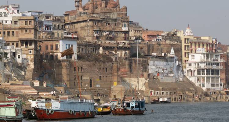 Historische Gebäude entlang eines Flussufers in einer historischen Stadt.