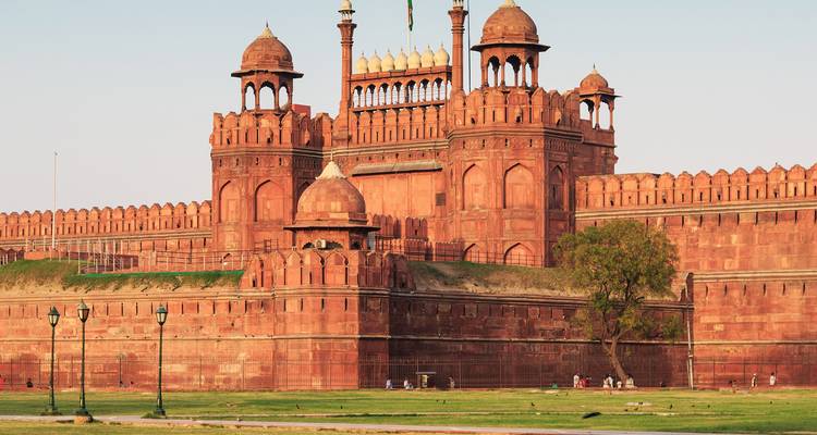 Historisch rood fort met grote muren en ingewikkelde architectuur.
