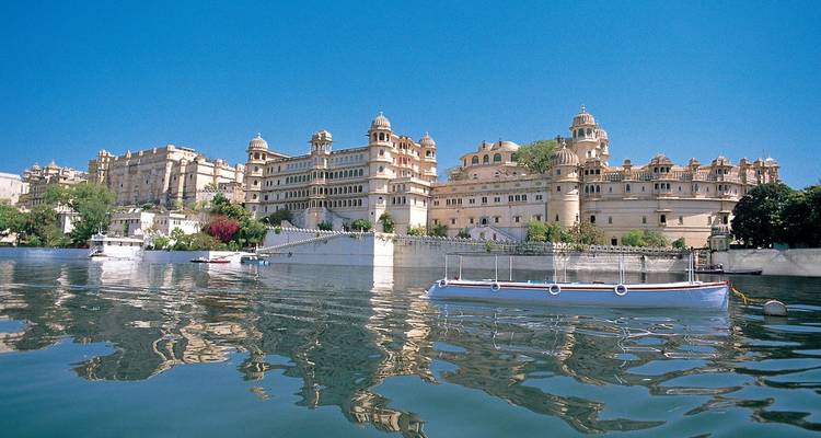 Starke Widerspiegelung der Seeschloss-Architektur.