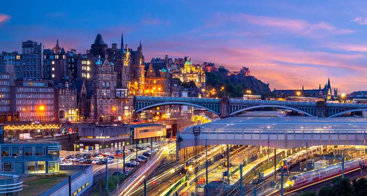 Paysage urbain d'Édimbourg avec des lumières éclatantes au crépuscule.
