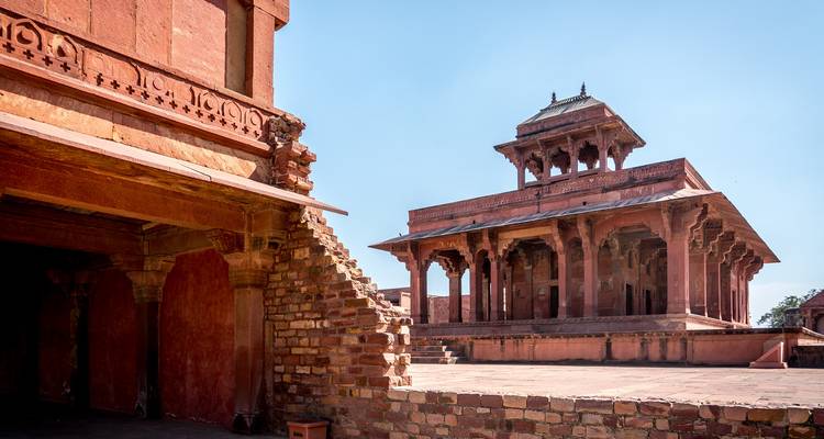 Paviljoen in Fatehpur Sikri onder een blauwe hemel.