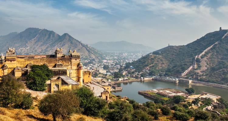 Uitzicht op het Amber Fort en het Maota-meer.