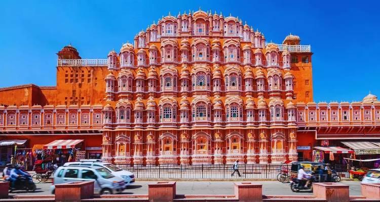 Hawa Mahal in Jaipur met druk straatbeeld.