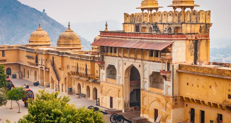 Amber Fort muren en poorten bij dageraad.
