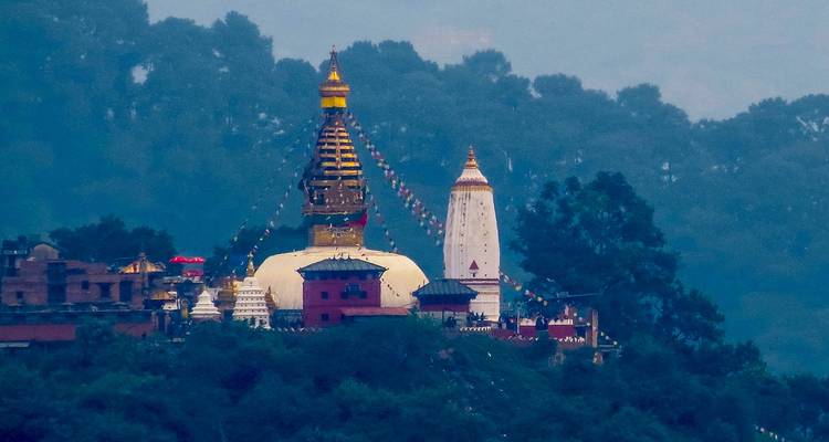 Swayambhunath Stupa op een mistige dag.
