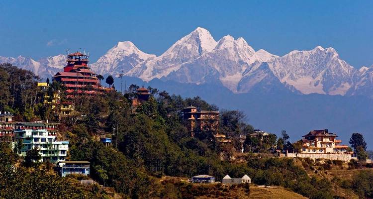 Zicht op bergen en het Pashupatinath tempelcomplex.