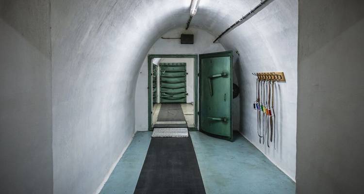 Vue intérieure de l'entrée d'un bunker souterrain abandonné.
