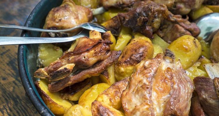 Gros plan d'un plat traditionnel de viande et pommes de terre servi dans un bol.