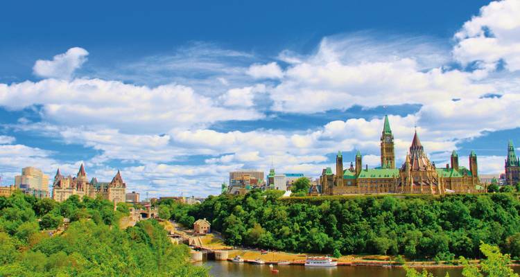 Panoramisch uitzicht op Ottawa met Parliament Hill.
