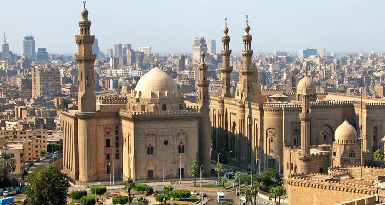 Les grandes mosquées aux minarets multiples dominant la ligne d'horizon du Caire au-dessus des rues animées de la ville