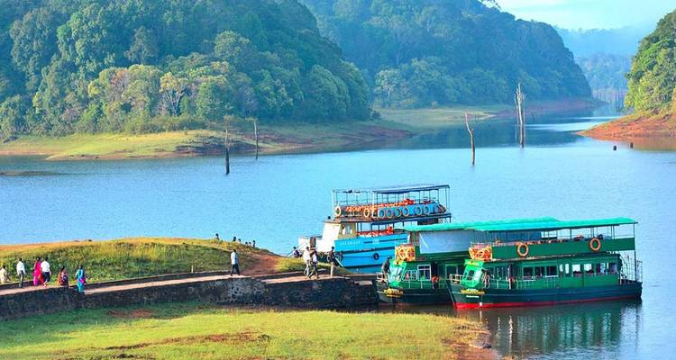 Bunte Boote, die an einem See mit grünen Hügeln im Hintergrund anlegen.
