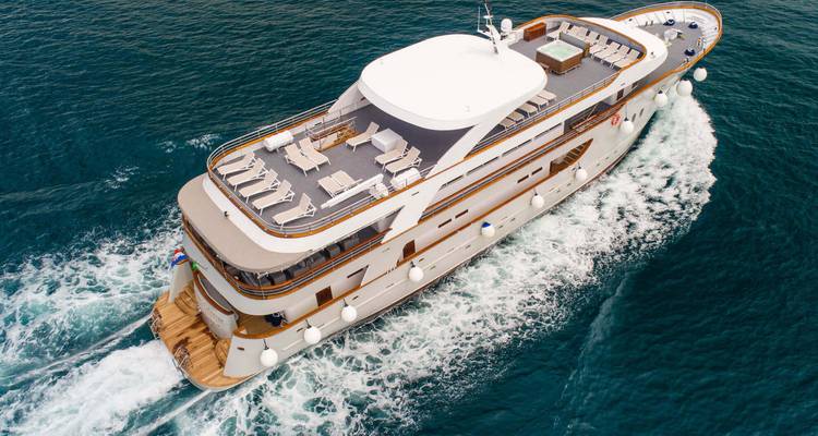 Vista aérea de un yate lujoso con área de descanso en cubierta.