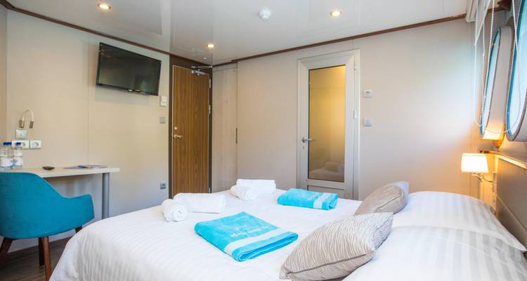 Vista interior del dormitorio de un yate con decoración moderna.