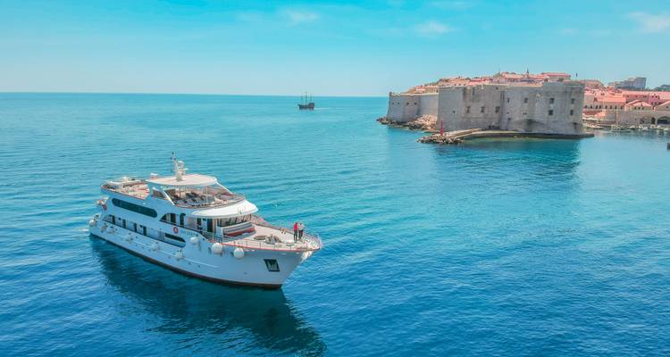 Un yate acercándose a una fortaleza a lo largo de la costa croata.