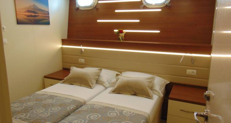 Interior de una cabaña con camas gemelas y decoración moderna.