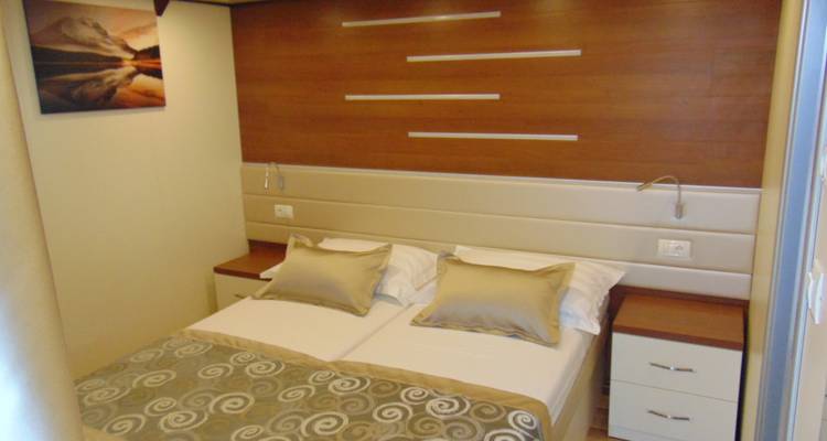 Dormitorio con cama doble y decoración moderna.