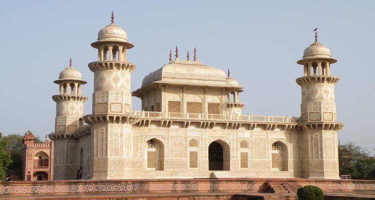 Tombeau d'Itmad-ud-Daula avec sa façade ornée.