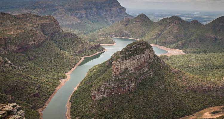 Schilderachtig uitzicht op een kronkelende rivier door een kloof.