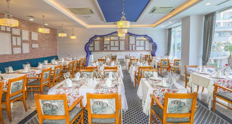 Heller Speisesaal mit ordentlich arrangierten Tischen und lebendiger Dekoration.