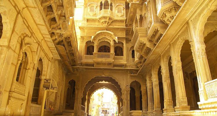 Ingewikkelde architectuur met meerdere bogen en beeldhouwwerk.
