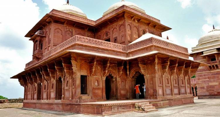 Historisch zandstenen gebouw met architectonische details.