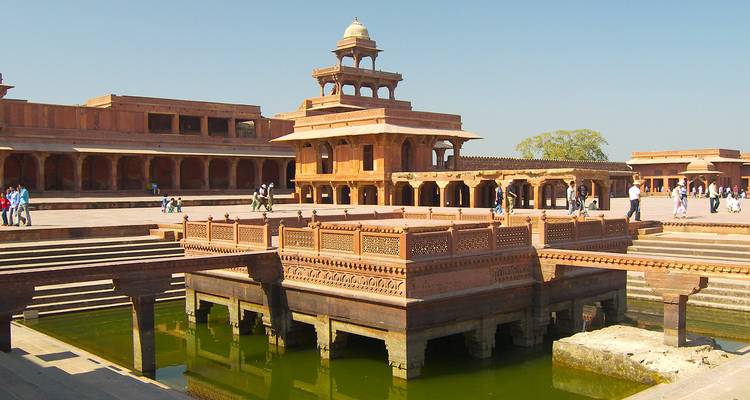 Historisch complex met een watertank en zandsteen structuren.