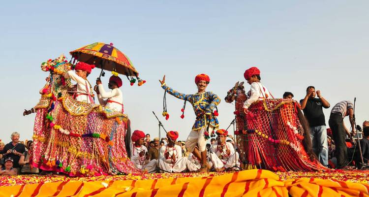 Kleurrijke culturele dansvoorstelling met mensen in traditionele Indiase klederdracht.