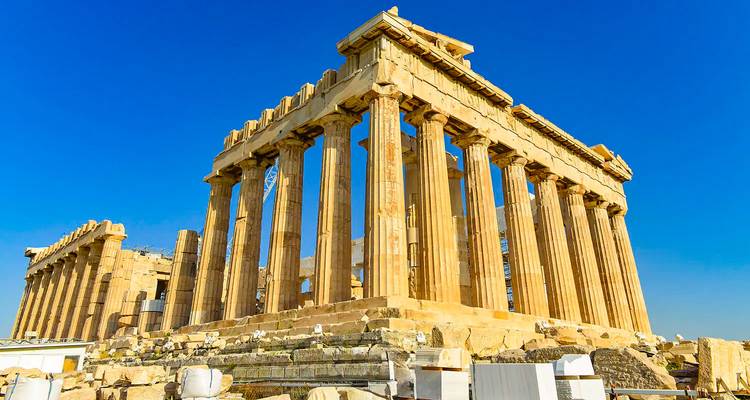 Close-up hoek van de Parthenon tempel met heldere blauwe lucht erachter