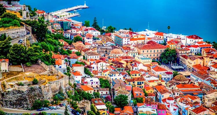 Kleurrijk luchtfoto van Nafplion oude stad daken naast diepblauwe baai