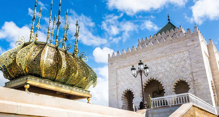 Palais royal avec des détails complexes sous un ciel lumineux.