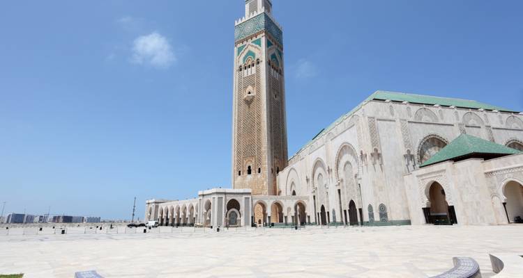 Mezquita Hassan II con un cielo azul despejado.