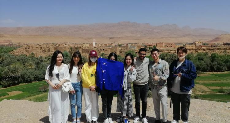 Groupe de personnes posant dans un paysage désertique.