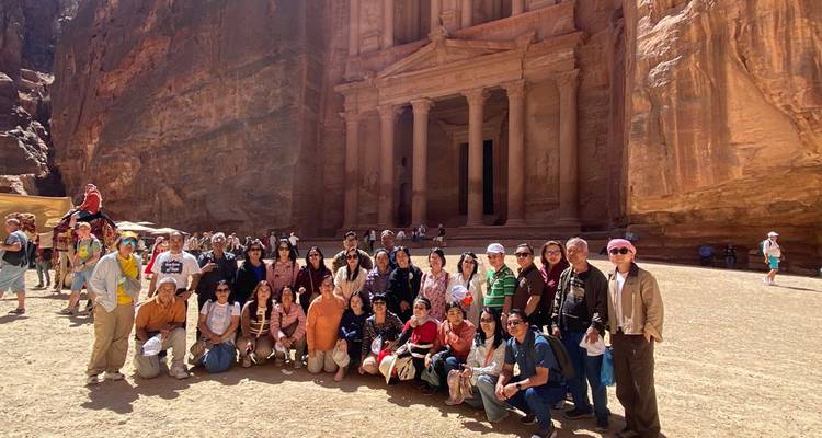 Photo de groupe devant Al-Khazneh à Pétra.