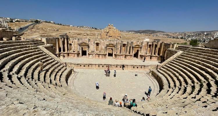 Ruines romaines de Jerash avec des gens qui explorent.