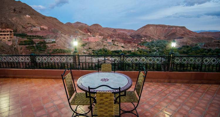 Una vista de terraza con vista a un valle marroquí al atardecer.